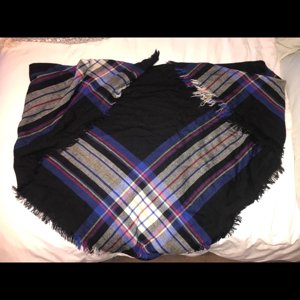 CUTE BLANKET SCARF. Plaid black, blue, yellow, red